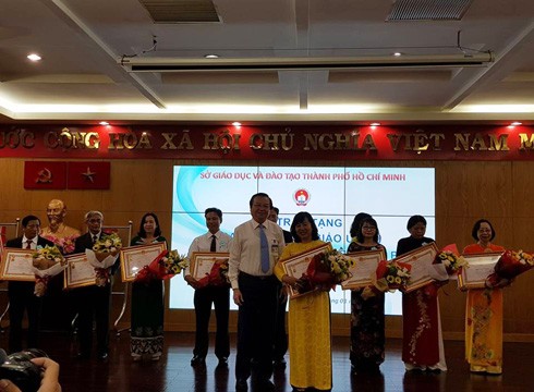 Ông Lê Hồng Sơn trao tặng danh hiệu Nhà giáo ưu tú cho các thầy cô ở Thành phố Hồ Chí Minh (ảnh: P.L)