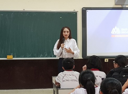Hoa hậu Diễm Hương chia sẻ kinh nghiệm hướng nghiệp cho học sinh Trường Trưng Vương (ảnh: P.L)