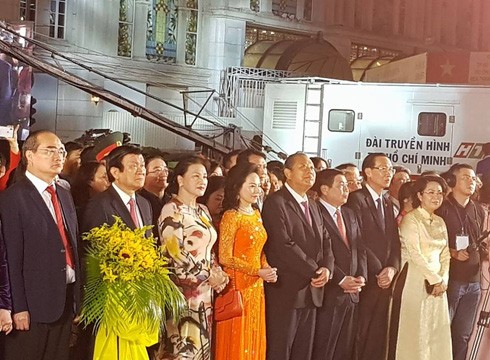 Chủ tịch Quốc hội Nguyễn Thị Kim Ngân (thứ 3, trái sang) dự khai mạc đường hoa Nguyễn Huệ (ảnh: P.L)