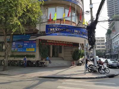 Trước cửa Trường Đại học Ngân hàng Thành phố Hồ Chí Minh không còn bãi giữ xe (ảnh: P.L)