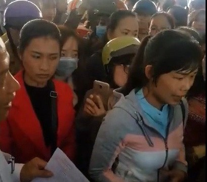 Giáo viên Krông Pắk bức xúc trình bày việc bị chấm dứt hợp đồng lao động (ảnh: báo Lao Động)