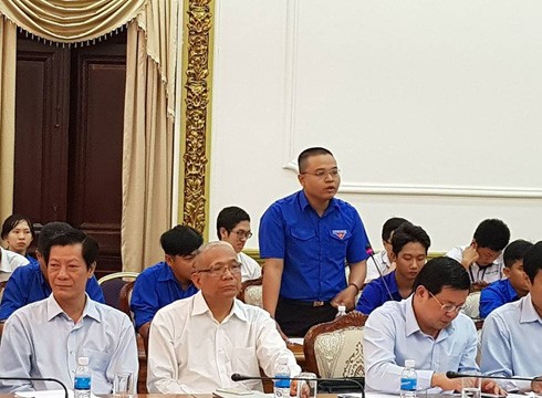 Sinh viên tiêu biểu phát biểu ý kiến tại buổi gặp gỡ lãnh đạo Thành phố Hồ Chí Minh (ảnh: P.L)
