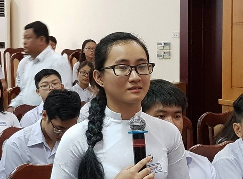 Nữ sinh Phạm Song Toàn bật khóc khi đề cập đến giáo viên &quot;không nói gì&quot; trong lớp (ảnh: P.L)