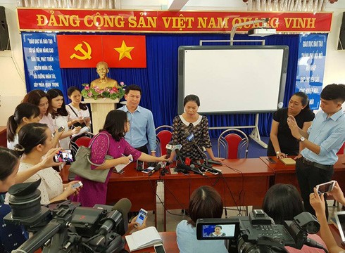 Hiệu trưởng Trường mầm non 30/4 và ông Nguyễn Thiên Phước tại buổi gặp gỡ báo chí (ảnh: P.L)