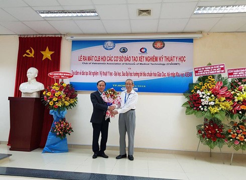 Giáo sư Trần Hồng Quân trao quyết định cho Phó Giáo sư Vũ Quang Huy (ảnh: P.L)