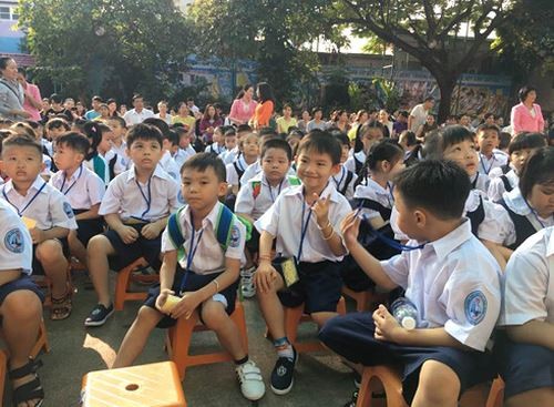 Học sinh Trường tiểu học Lạc Long Quân, quận 11 trong ngày tựu trường (ảnh: P.L)