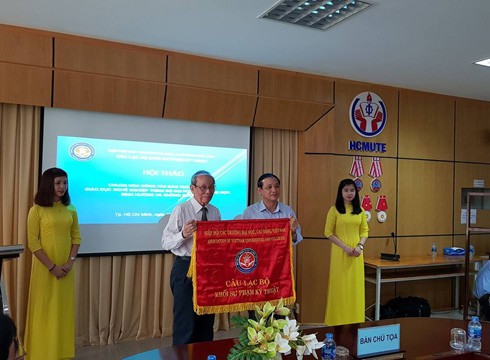 Giáo sư Trần Hồng Quân (trái) trao cờ của Hiệp hội cho Giáo sư Trần Trung (ảnh: P.L)