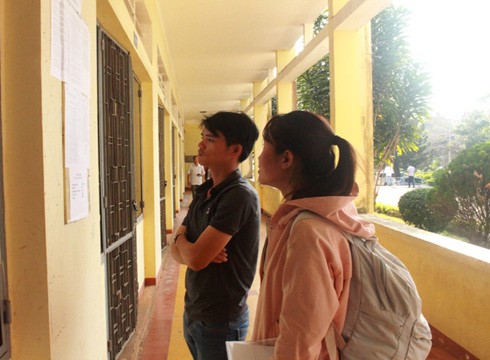 Thí sinh thi tuyển công chức ở Đắk Lắk rà soát lại nội quy trước giờ thi (Ảnh: Cổng thông tin của tỉnh)