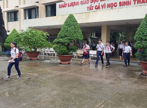 Học sinh ở điểm thi Trường Hùng Vương, quận 5 hồ hởi rời khỏi phòng thi do đề thi dễ thở (ảnh: P.L)