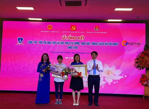 Thứ trưởng Nguyễn Thị Nghĩa trao tặng 2 giải nhất của cuộc thi vào sáng ngày 9/6 (ảnh: P.L)