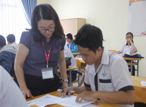Giám thị kiểm tra thông tin của thí sinh ở điểm thi Trường Đống Đa (ảnh: P.L)