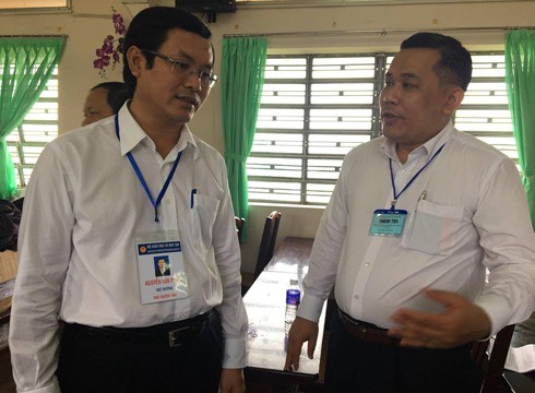 Thứ trưởng Nguyễn Văn Phúc làm việc với một cán bộ thanh tra thi ở Long An (ảnh: P.L)