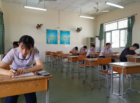 Thí sinh chuẩn bị làm bài thi môn Toán ở điểm thi Trường Phan Bội Châu, quận Tân Phú (ảnh: P.L)