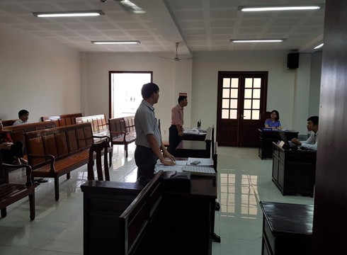 Ông Hồ Văn Lương (phía xa hình) và đại diện ủy quyền của bị đơn tại phiên tòa chiều ngày 19/7 (ảnh: P.L)