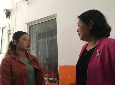 Bà Bùi Thị Diễm Thu trò chuyện với một cô giáo của nhóm trẻ Ánh Sao Vàng (ảnh: P.L)