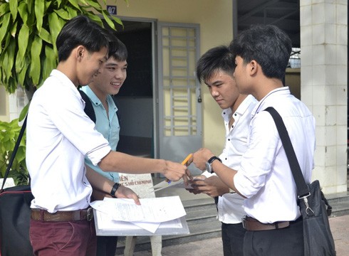 Thí sinh trao đổi bài sau khi kỳ thi trung học phổ thông quốc gia ở tỉnh Tây Ninh (ảnh: Báo Tây Ninh)
