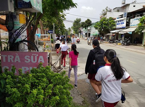 Học sinh đi từ cơ sở phụ về lại cơ sở chính của Trường Ngô Thời Nhiệm, quận 9 (ảnh: P.L)