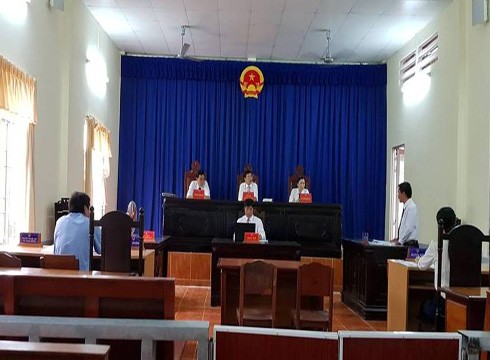 Luật sư Hồ Nguyên Lễ phát biểu bảo vệ quyền lợi cho cô Trinh tại phiên tòa sơ thẩm (ảnh: P.L)