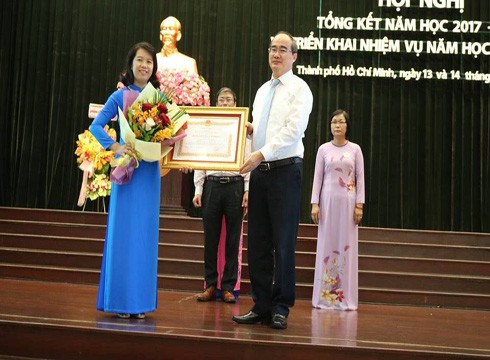 Bí thư Thành ủy Nguyễn Thiện Nhân trao tặng Huân chương cho trường có thành tích xuất sắc (ảnh: P.L)