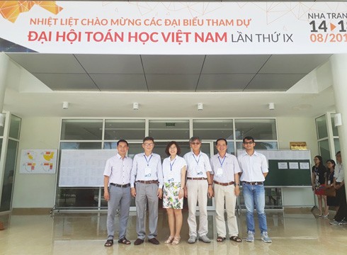 Các thành viên Trường Đại học Hoa Sen tại Đại hội Toán học Việt Nam (ảnh: HSU)