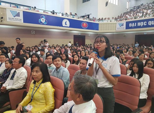 Sinh viên đặt câu hỏi với Chủ tịch Quốc hội Nguyễn Thị Kim Ngân (ảnh: P.L)