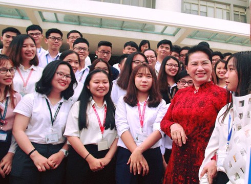 Chủ tịch Quốc hội Nguyễn Thị Kim Ngân và các sinh viên Đại học Quốc gia Thành phố Hồ Chí Minh (ảnh: CTV)