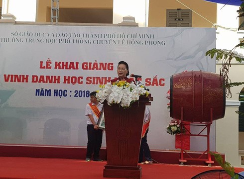 Chủ tịch Quốc hội Nguyễn Thị Kim Ngân phát biểu tại lễ khai giảng ở Trường Lê Hồng Phong (ảnh: P.L)