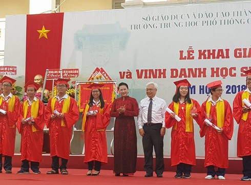 Bà Nguyễn Thị Kim Ngân và Phó Giáo sư Phan Thanh Bình trao tặng quà cho các học sinh xuất sắc (ảnh: P.L)