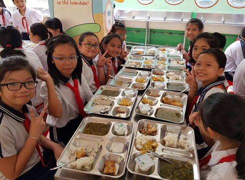 Học sinh Trường Trần Nguyên Hãn hứng thú với bữa ăn bán trú vào trưa ngày 10/9 (ảnh: P.L)
