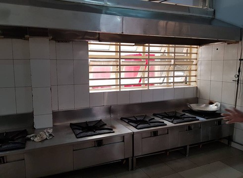 Hệ thống bếp một chiều được Trường tiểu học Trần Nguyên Hãn trang bị từ rất lâu (ảnh: P.L)