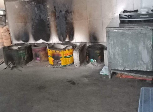 Căn tin sử dụng bếp than để đun, tạo thành những mảng khói đen ám trên tường (ảnh: CTV)