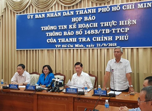 Ông Võ Văn Hoan (đứng) thay mặt lãnh đạo thành phố xin lỗi người dân ở khu vực Thủ Thiêm (ảnh: P.L)