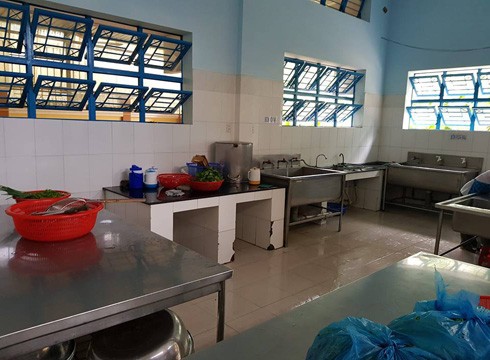 Hệ thống bếp một chiều của nhà trường lúc nào cũng ngăn nắp, sạch sẽ (ảnh: P.L)