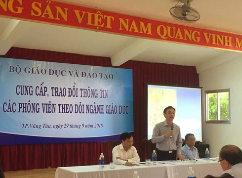 Chánh Văn phòng Bộ Giáo dục và Đào tạo - ông Nguyễn Viết Lộc (đứng, ảnh: P.L)
