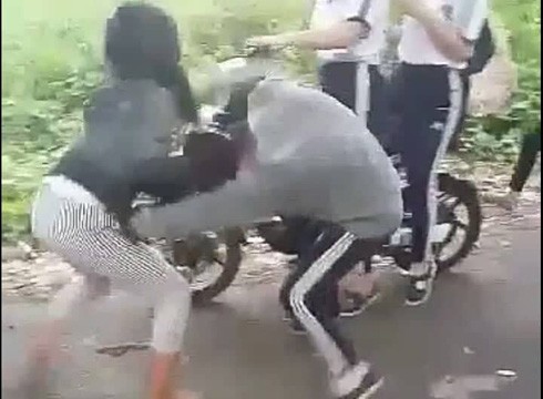 Cảnh hai nữ sinh của Trường Nguyễn Du đánh nhau ở công viên Bãi Dương, thành phố Rạch Giá (ảnh cắt từ clip)