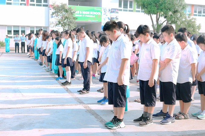 Các em học sinh tiểu học Wellspring Hà Nội tưởng nhớ Chủ tịch nước Trần Đại Quang.