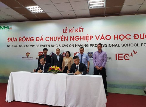 Tuyển thủ Lê Công Vinh và đại diện tập đoàn giáo dục Nguyễn Hoàng ký kết hợp tác (ảnh: P.L)