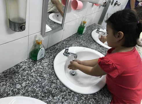 Học sinh rửa tay sạch sẽ nhằm phòng chống các bệnh truyền nhiễm (ảnh minh họa: CTV)
