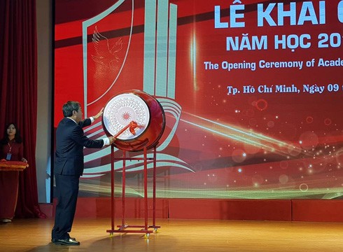 Phó Giáo sư Hồ Thanh Phong - Hiệu trưởng đánh trống khai giảng năm học mới (ảnh: P.L)