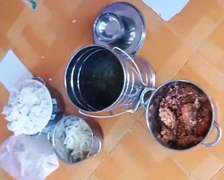 Bữa ăn của trẻ đang học ở Trường mầm non Phú Mỹ, Bà Rịa - Vũng Tàu (ảnh cắt từ video clip)