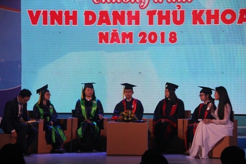 Giao lưu cùng với các thủ khoa đầu vào, thủ khoa tốt nghiệp của Sài Gòn năm 2018 (ảnh: P.L)