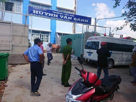 Xe cấp cứu của Bệnh viện Nhi Đồng Thành phố được huy động đến Trường Huỳnh Văn Bánh (ảnh: P.L)