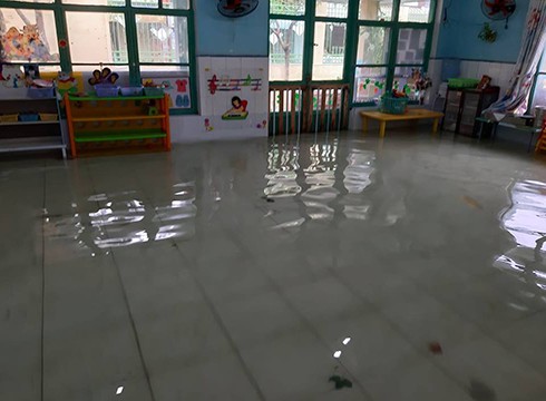 Nước tràn vào từng lớp học của Trường mầm non Tuổi thơ sau cơn mưa dài kỷ lục ở Sài Gòn (ảnh: P.L)