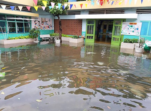 Sân trường của Trường mầm non Tuổi Thơ ở quận 8 cũng ngập mênh mông nước (ảnh: P.L)