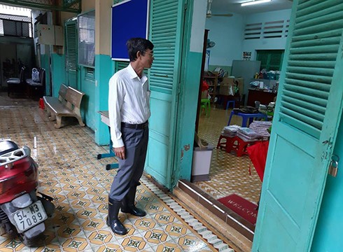 Hiệu trưởng Trường tiểu học Bông Sao đi kiểm tra tình ngập của thư viện trường (ảnh: P.L)