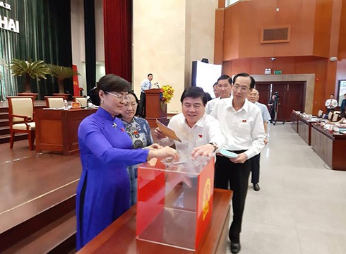 Bà Nguyễn Thị Quyết Tâm và ông Nguyễn Thành Phong bỏ phiếu tín nhiệm các lãnh đạo chủ chốt (ảnh: P.L)