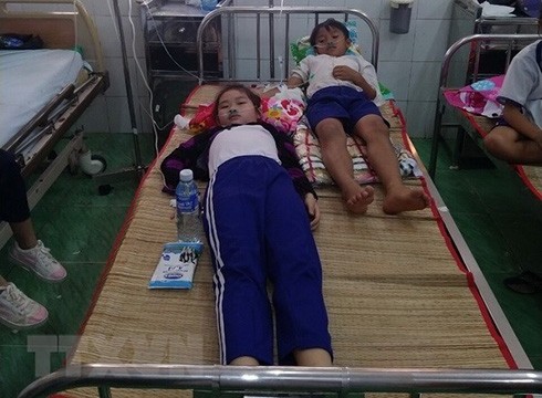 Số học sinh đang được điều trị tại Bệnh viện đa khoa huyện Trần Văn Thời, tỉnh Cà Mau (ảnh: TTXVN)