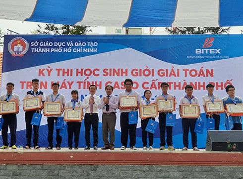 Những học sinh đoạt giải cuộc thi giải toán trên máy tính cầm tay Casio của Thành phố Hồ Chí Minh (ảnh: P.L)