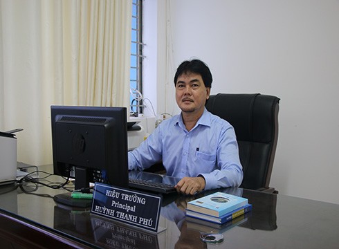 Thầy Huỳnh Thanh Phú, Hiệu trưởng Trường trung học phổ thông Nguyễn Du, quận 10, Thành phố Hồ Chí Minh.