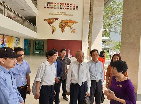 Đoàn công tác đang nghe Thạc sĩ Trịnh Minh Huyền thuyết minh về phòng, ban chức năng trường (ảnh: P.L)